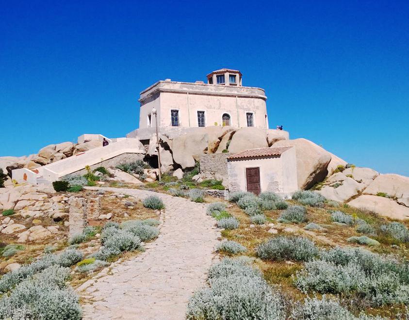 Capo Testa, abbandonati il semaforo e l’ex caserma 