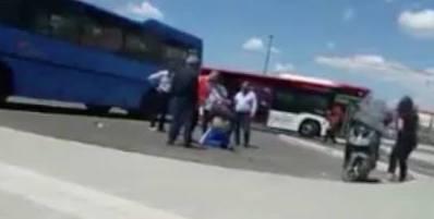 Aggressione choc davanti agli studenti 