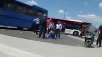 Aggressione choc davanti agli studenti
