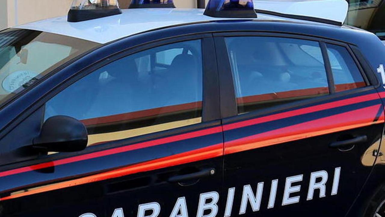 Minaccia la madre per anni: arrestato un buttafuori