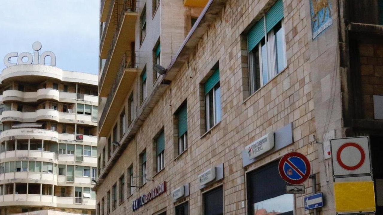 Cadono calcinacci: interdetto un tratto di piazza Attias