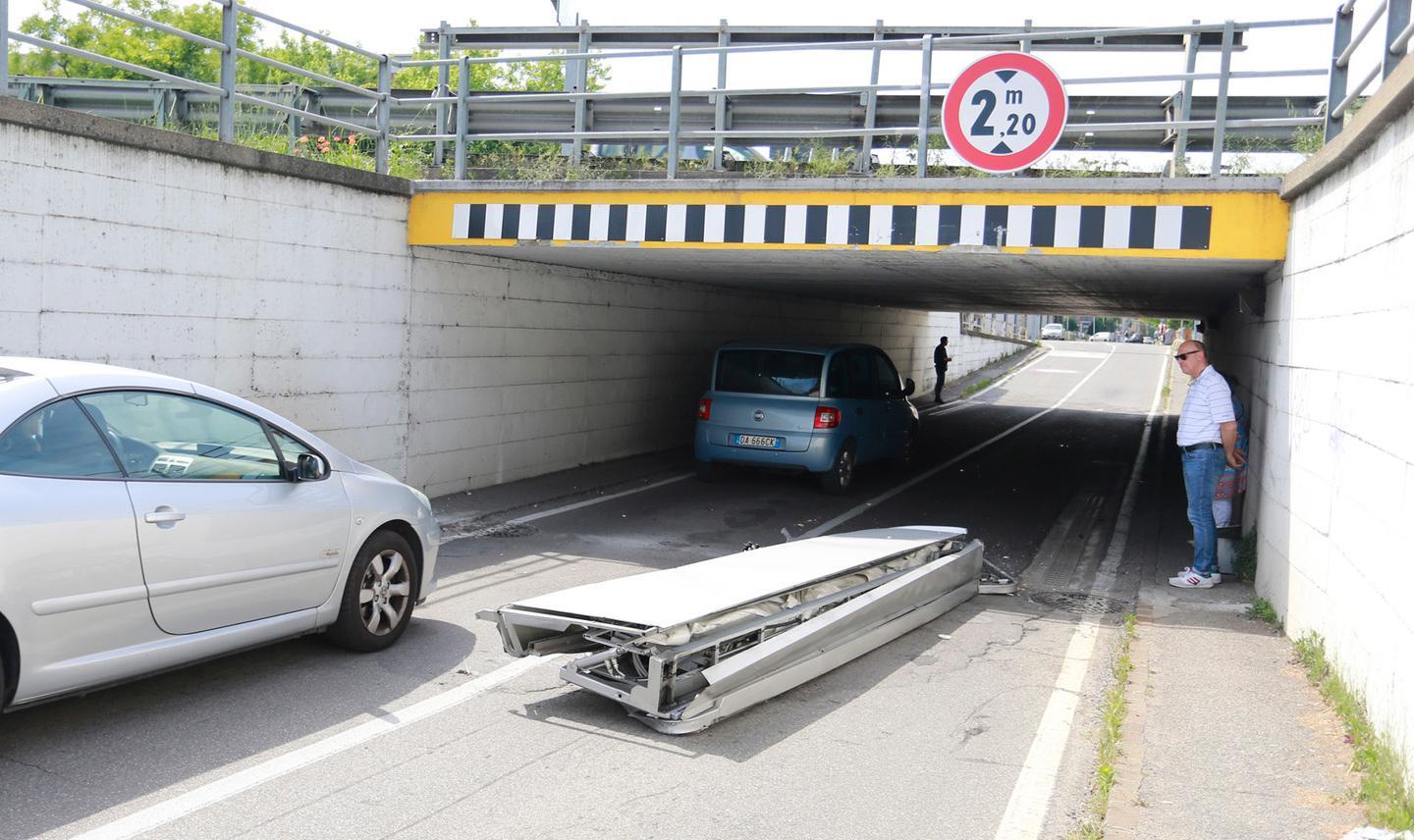 Camion perde un pezzo