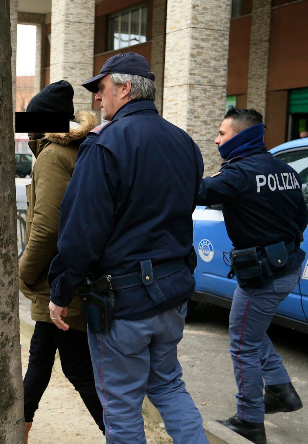 In via Crispi tornano spaccio e bottigliate