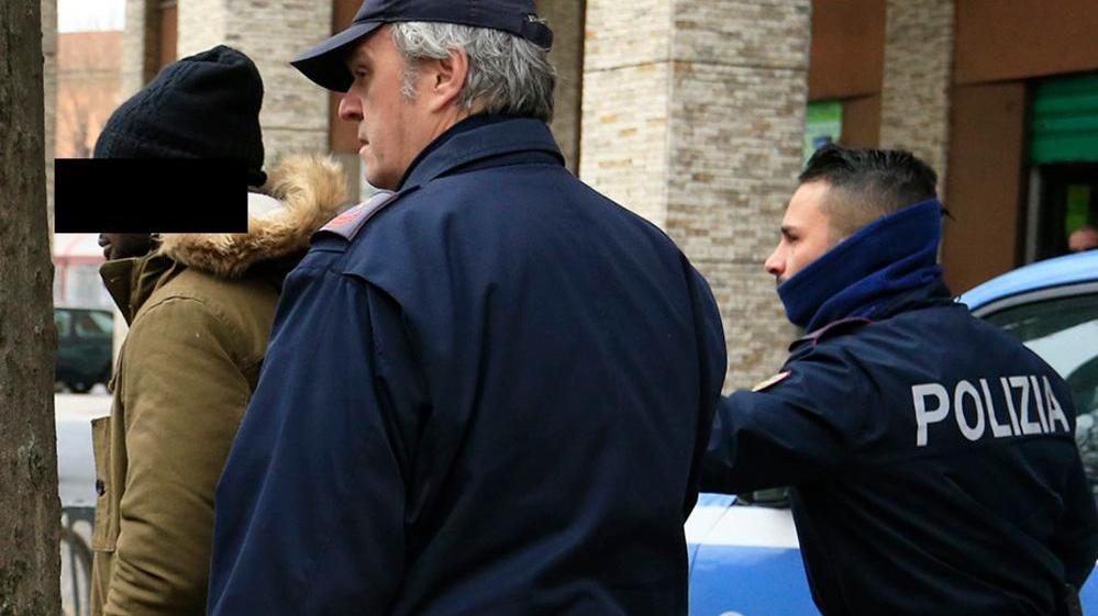 In via Crispi tornano spaccio e bottigliate