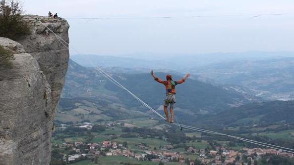 In equilibrio su corde nel vuoto raduno di slacklining alla Pietra
