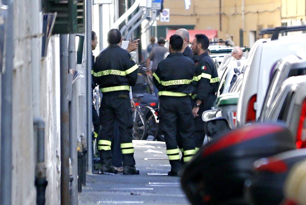 Cade dal quarto piano di un palazzo del centro
