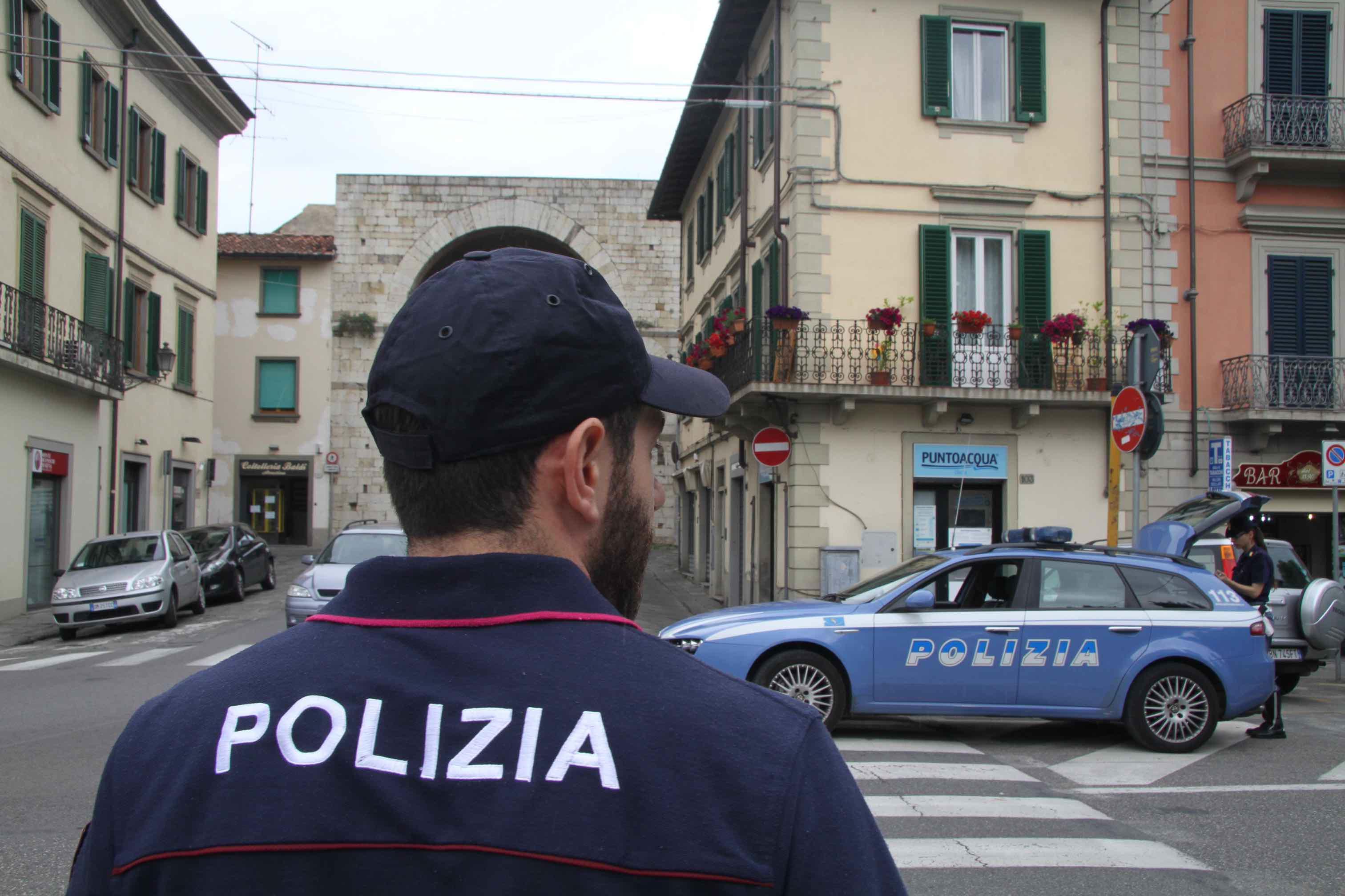 Una pattuglia delle Volanti della polizia in piazza Mercatale