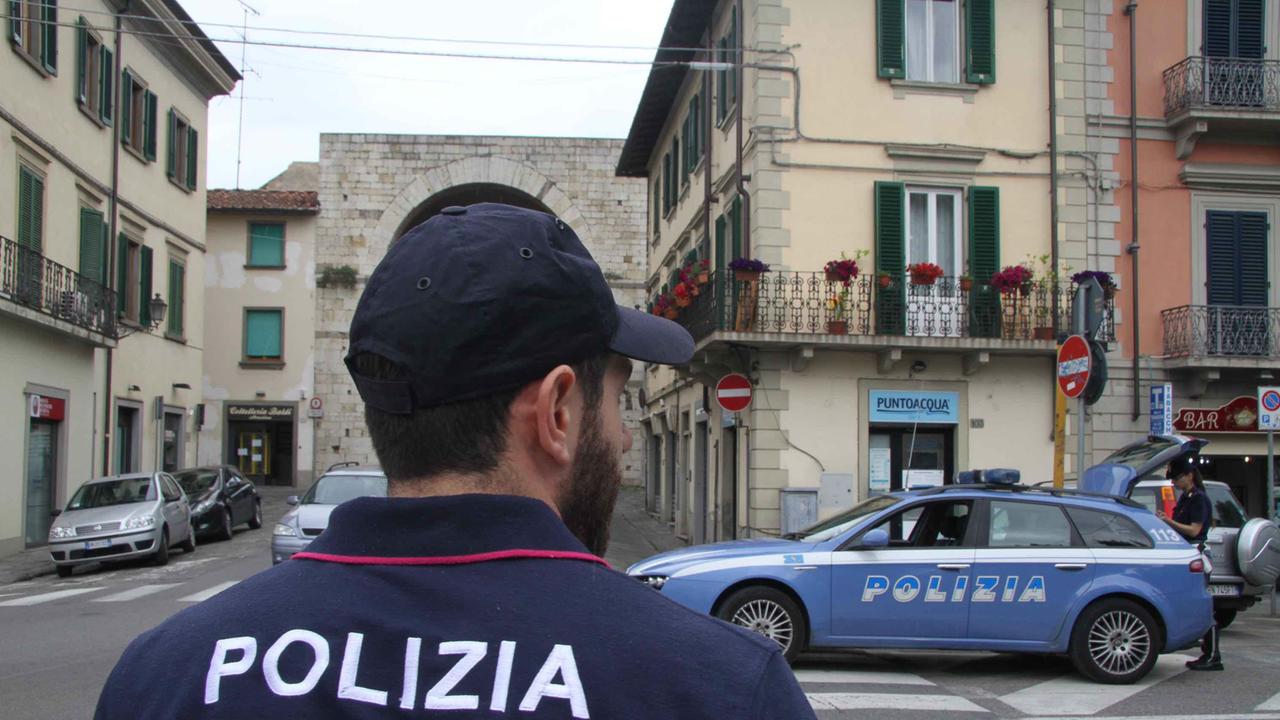 Una pattuglia delle Volanti della polizia in piazza Mercatale