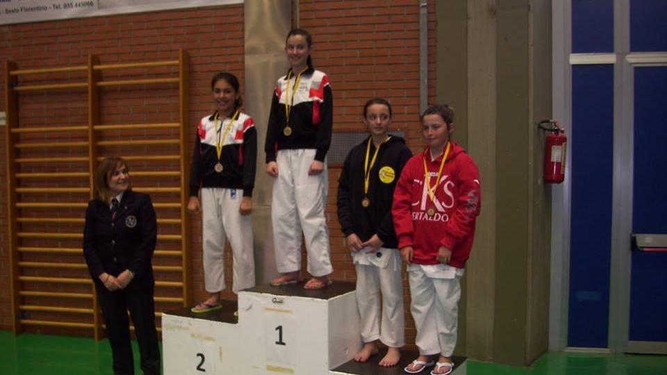 Matilde Gentili e Martina Borgini del Karate Kwai Pescia sui primi due gradini più alti del podio