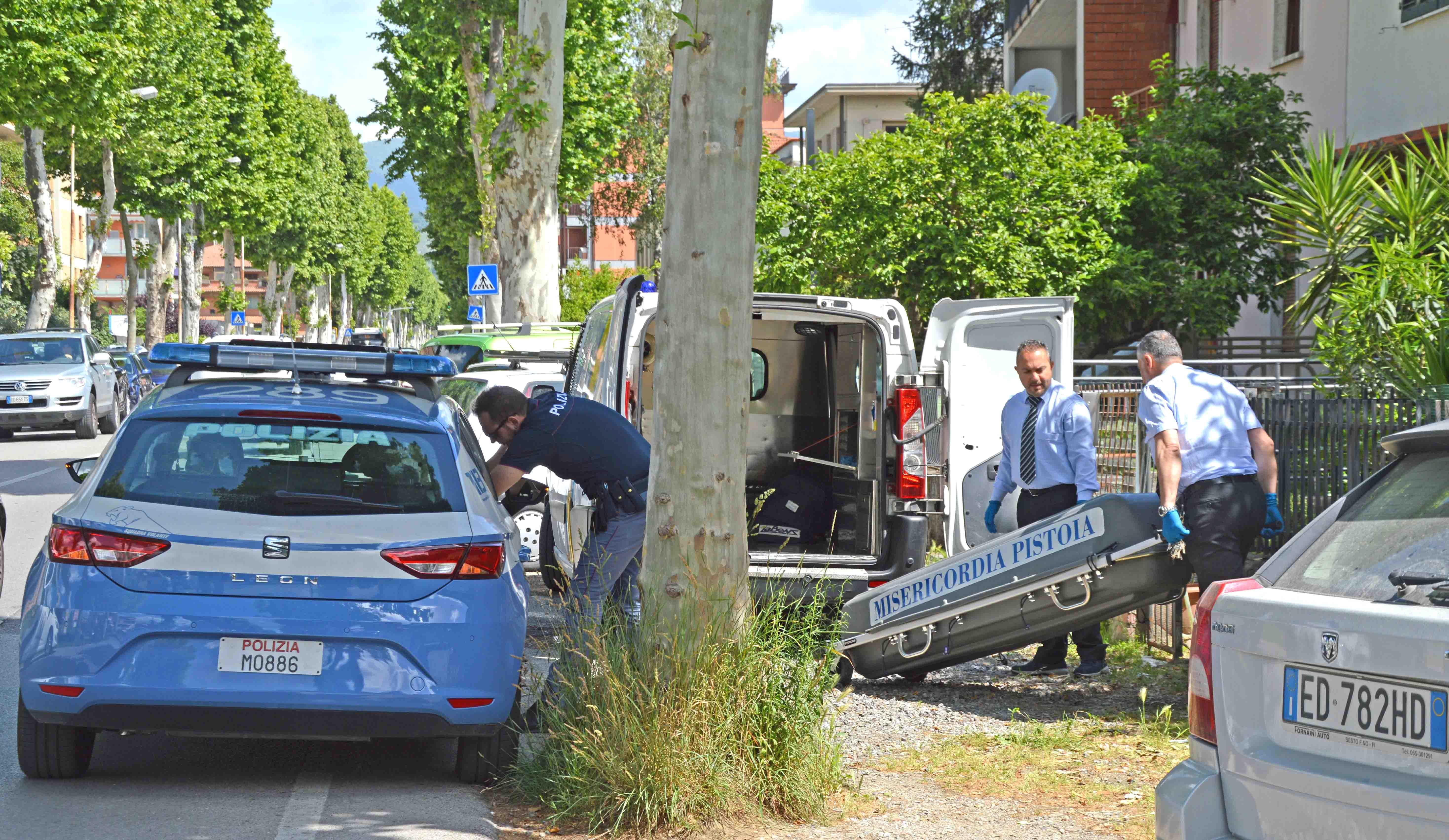 La rimozione della salma dell'uomo morto sul viale Adua (foto Gori)