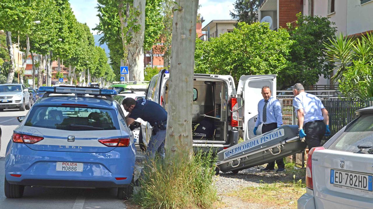 La rimozione della salma dell'uomo morto sul viale Adua (foto Gori)