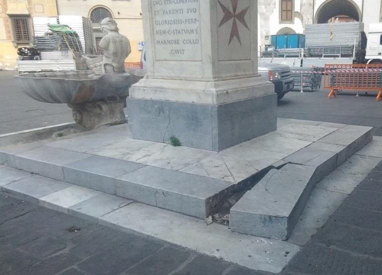 Il danno al basamento della statua in piazza dei Cavalieri