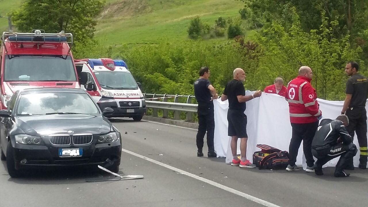 Vezzano: incidente sulla statale 63, muore motociclista tedesco