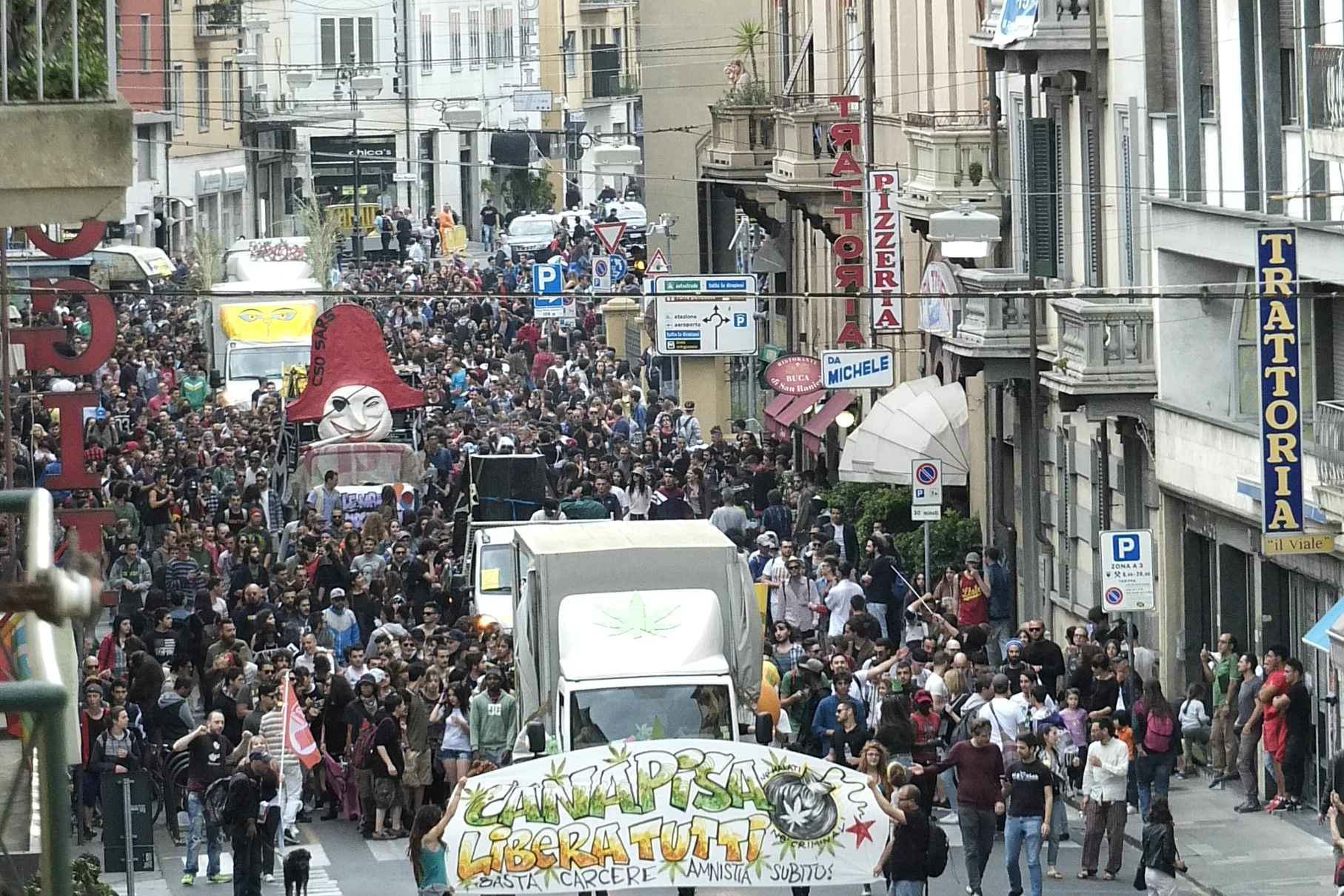 Uno scorcio del maxi corteo (foto Fabio Muzzi)