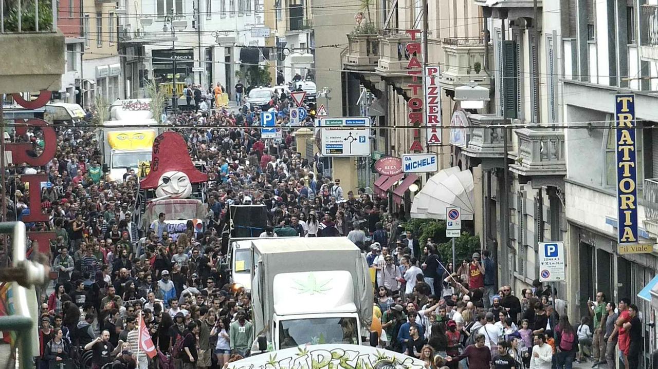 Uno scorcio del maxi corteo (foto Fabio Muzzi)