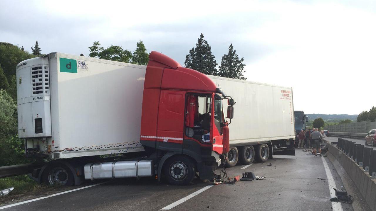 Il camion sulla Fi-Pi-Li (foto Agenzia Sestini)