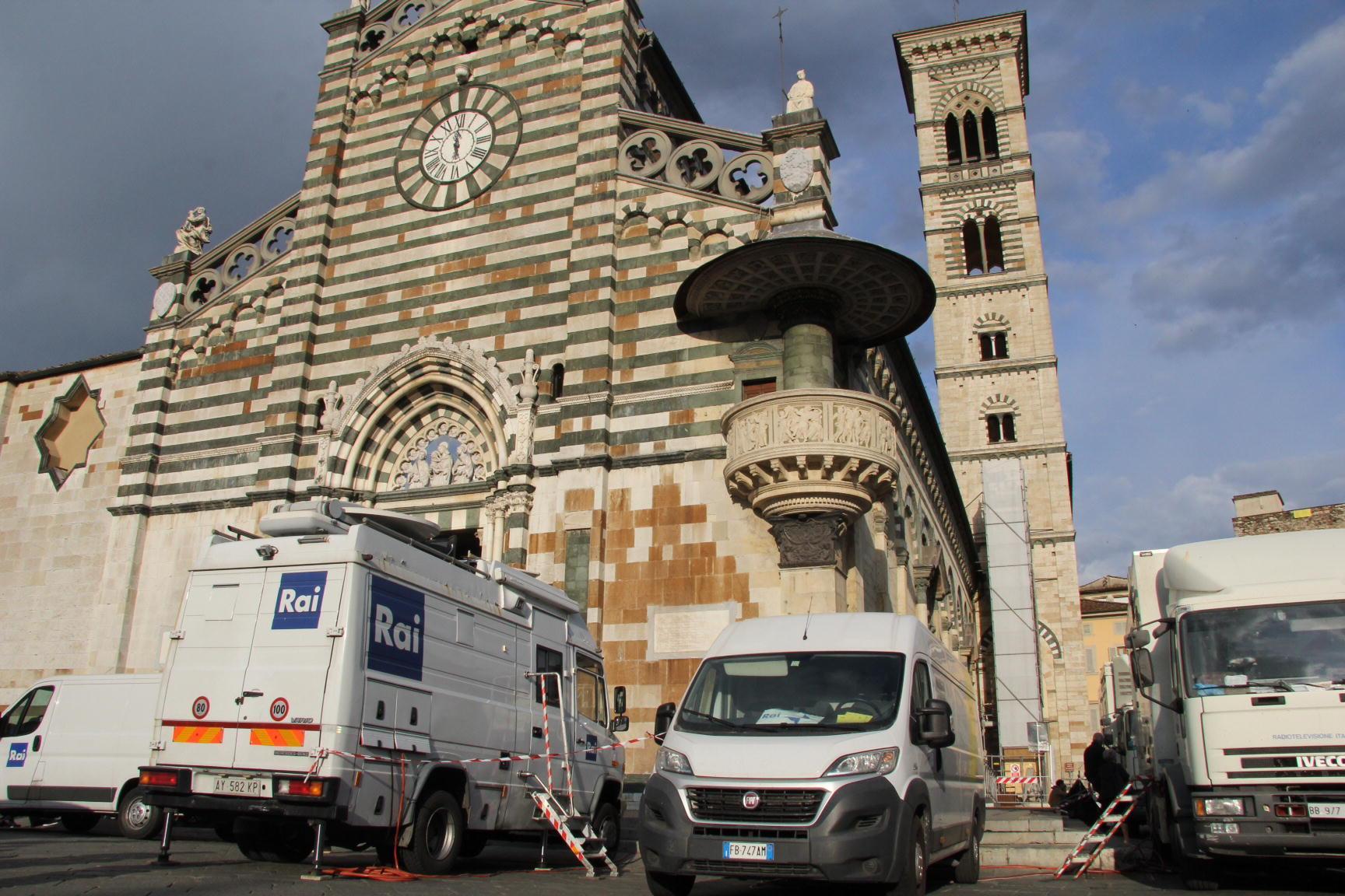 I mezzi della Rai intorno alla cattedrale di Santo Stefano (foto Batavia)
