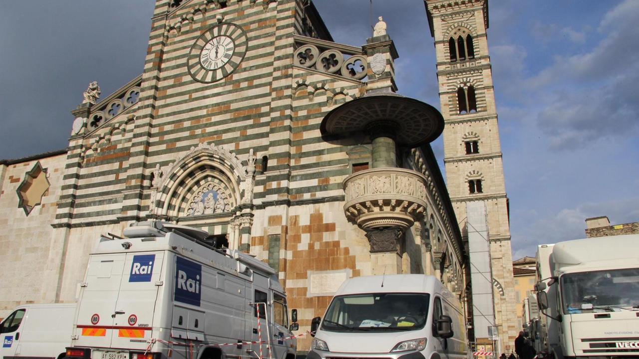 I mezzi della Rai intorno alla cattedrale di Santo Stefano (foto Batavia)