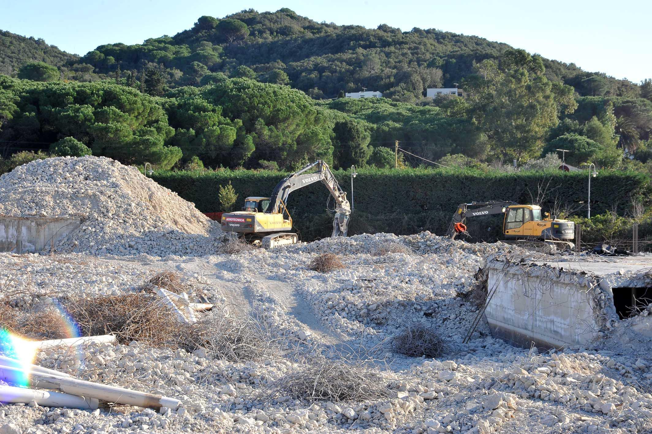 Abbattuto l'ecomostro a Procchio, ma le macerie restano