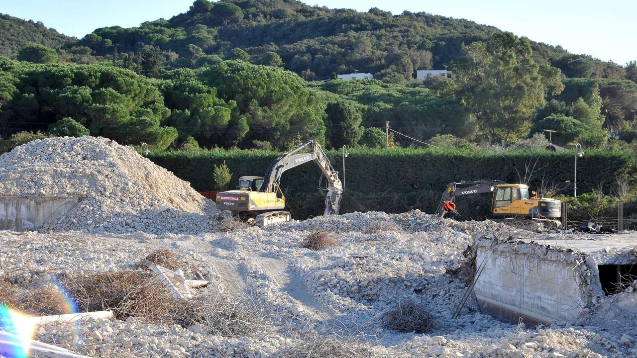 Abbattuto l'ecomostro a Procchio, ma le macerie restano
