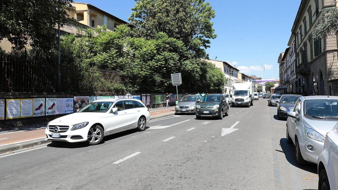 Ostaggio di movida, rifiuti e vandali: via Roma si ribella