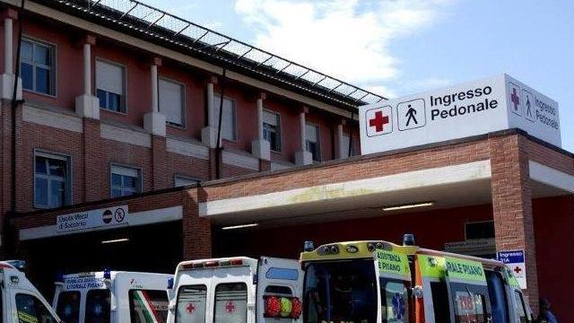 Scooterista soccorsa dalla stessa ambulanza che la centra a un incrocio a Porta a Lucca