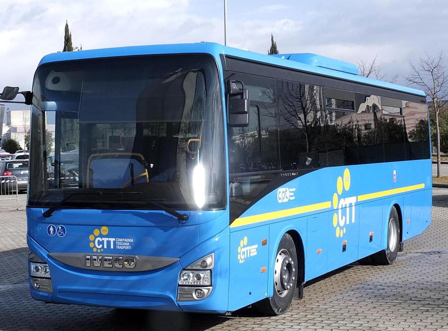Bus Ctt troppo pieno a terra gli studenti 