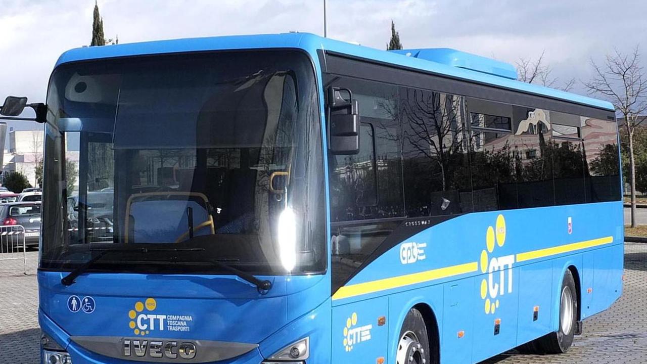Bus Ctt troppo pieno a terra gli studenti