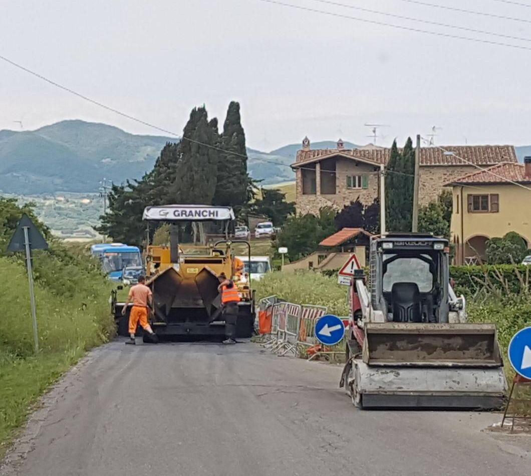 Frane sulla strada, il bus dei turisti non può salire 