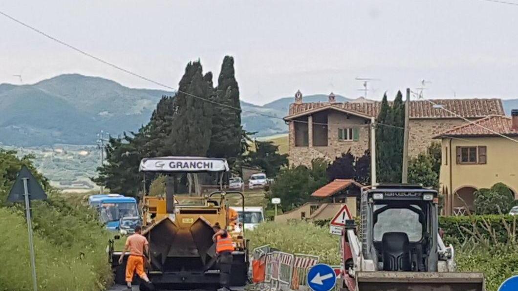 Frane sulla strada, il bus dei turisti non può salire