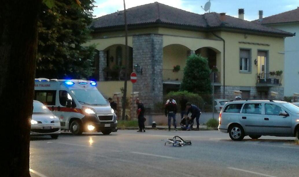 Scontro moto-bicicletta, ferite due persone