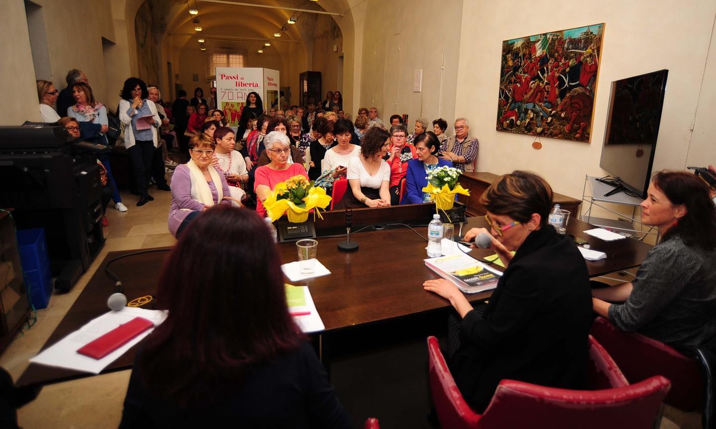 Le donne e il voto in una mostra