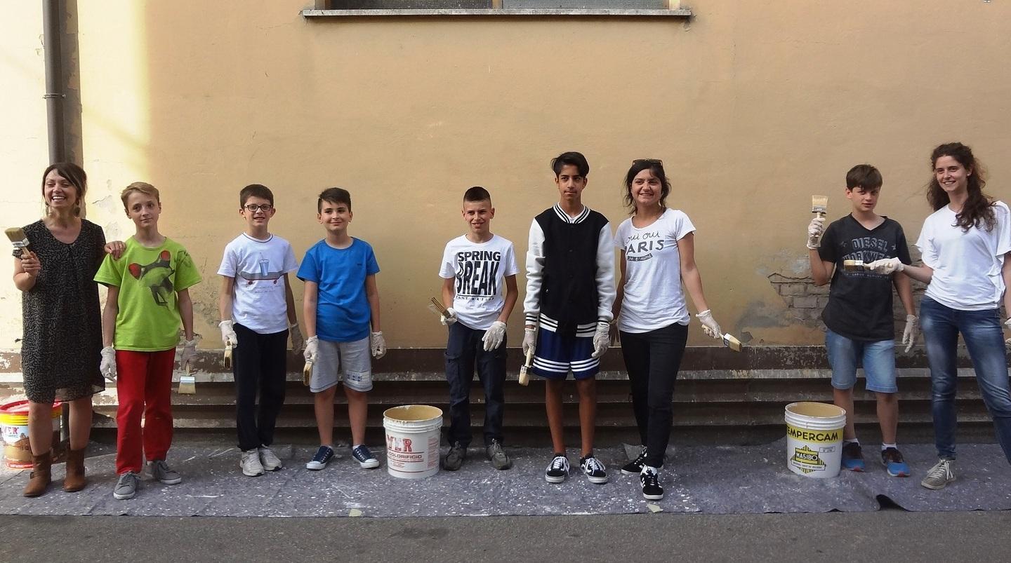 Il consiglio dei ragazzi ripulisce i muri dalle scritte