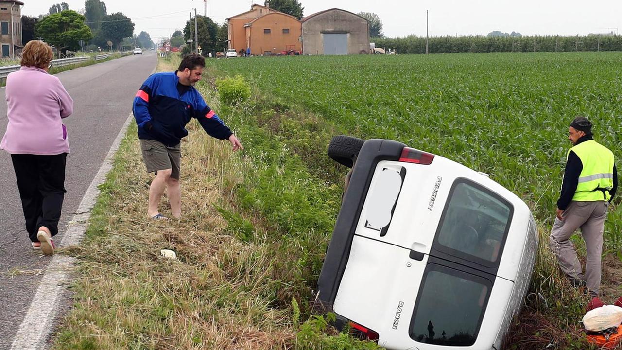 Furgone si ribalta: paura a XII Morelli