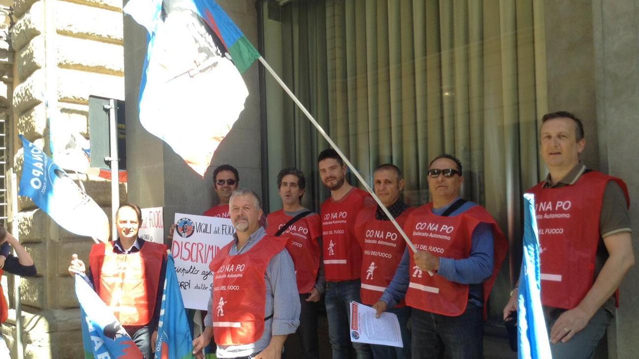 Una precedente protesta dei vigili del fuoco davanti alla Prefettura di Prato