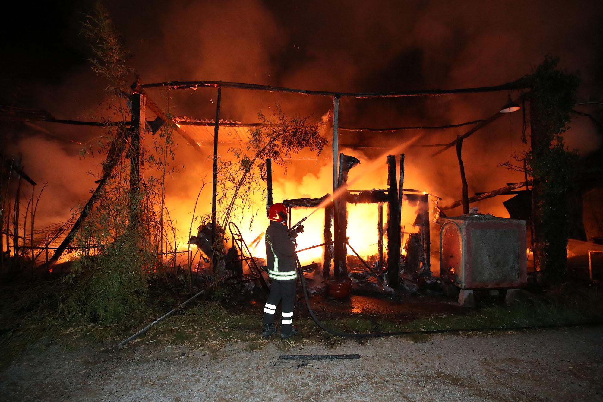 Incendio in una grossa rimessa agricola a Larciano (foto Nucci)