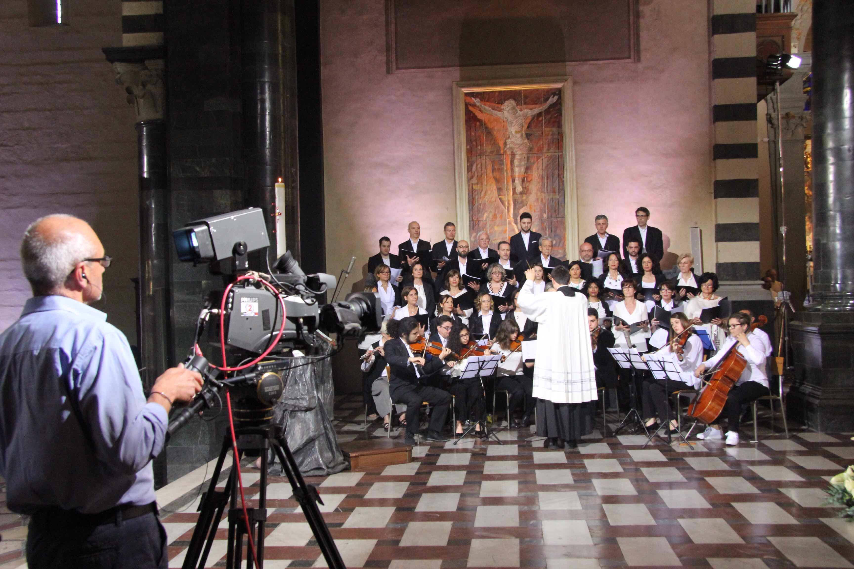 Il coro che ha accompagnato la funzione religiosa (foto Batavia)