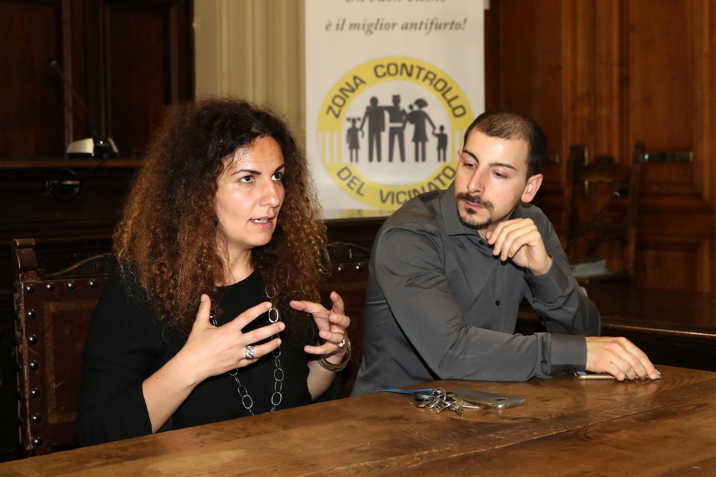 L'assessora Alessandra De Paola e Marco Lucarelli con dietro il logo dell'associazione (Foto Nucci)