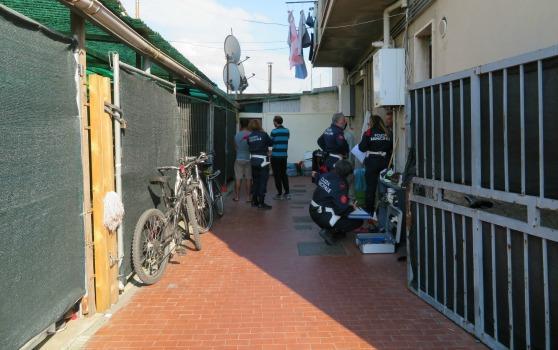 La municipale durante il sopralluogo nell'area dei lavatoi utlizzati come psti letto