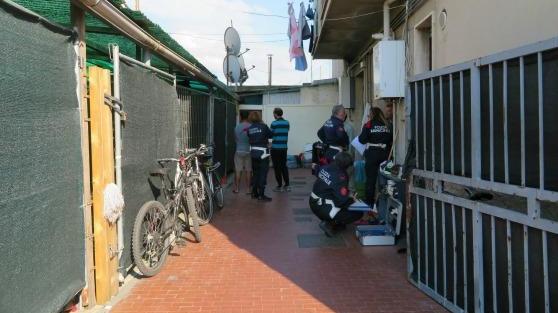 La municipale durante il sopralluogo nell'area dei lavatoi utlizzati come psti letto