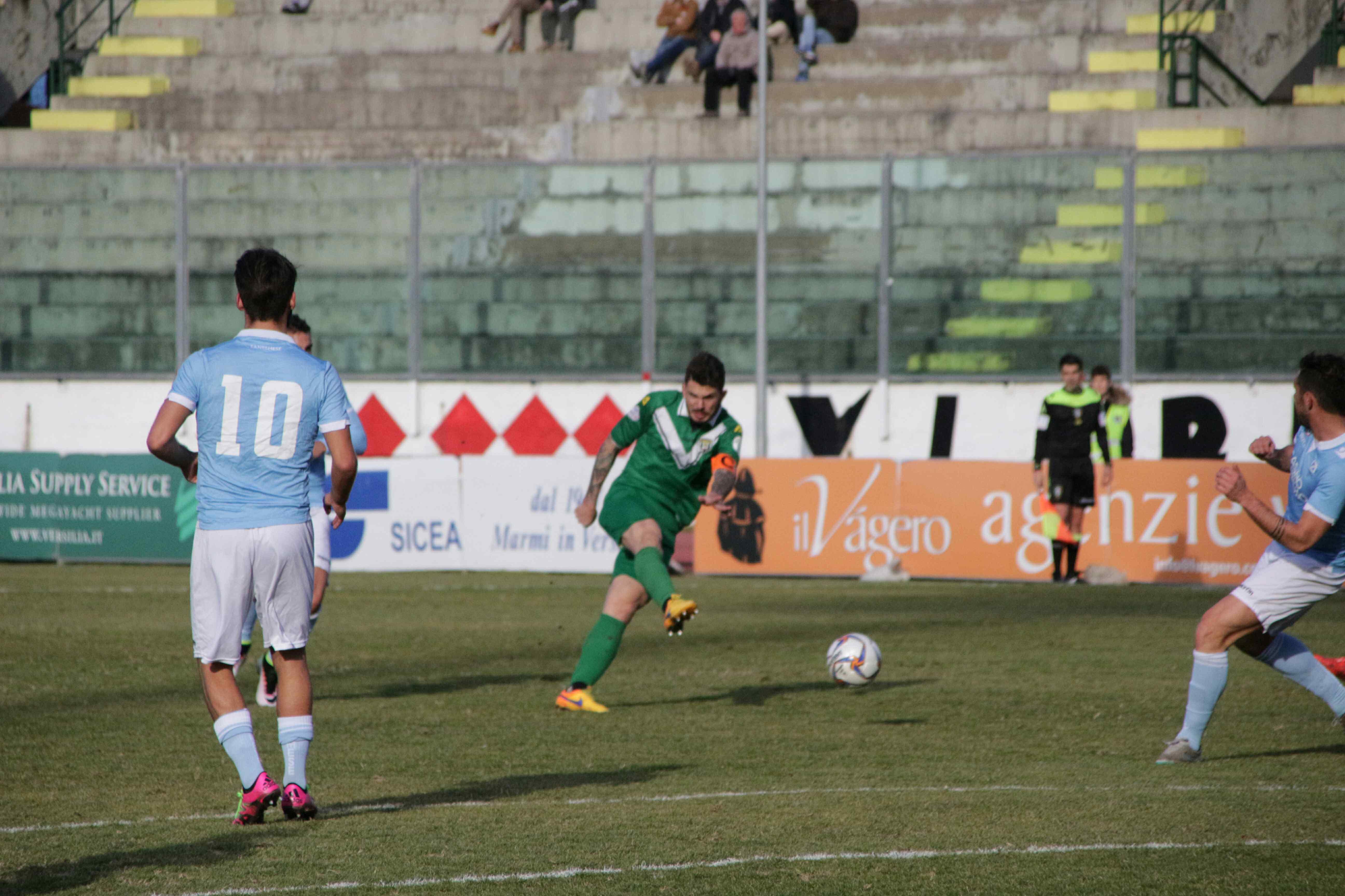 Aliboni al tiro: suo il gol del provvisorio pareggio del Viareggio 