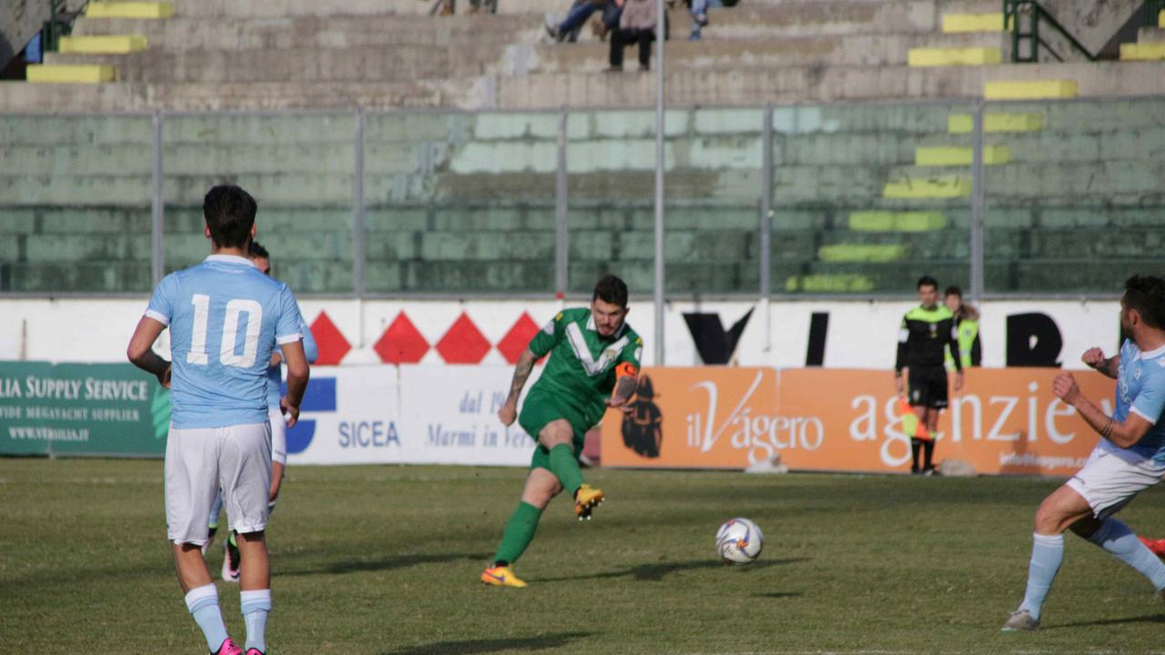 Aliboni al tiro: suo il gol del provvisorio pareggio del Viareggio