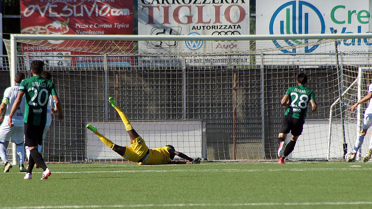 Uno dei due gol del Tuttocuoio nella sfida col Prato (Foto Franco Silvi)