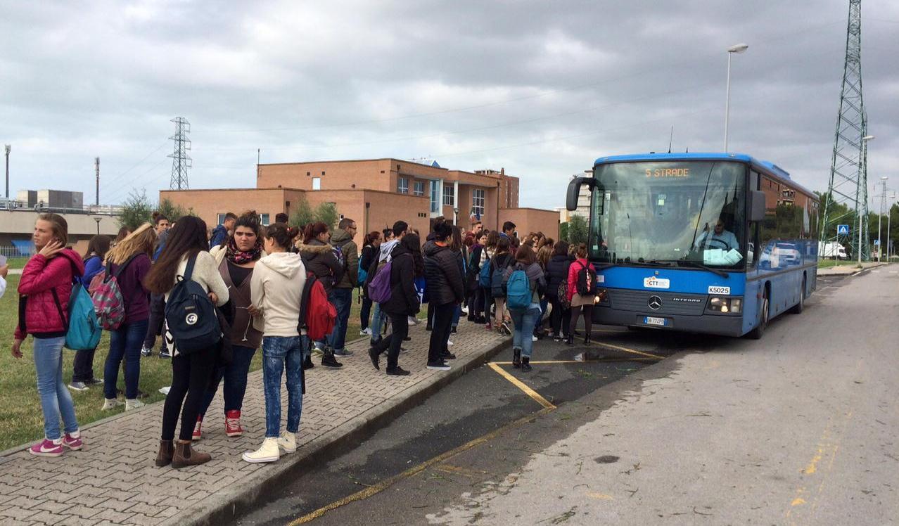 Un autobus del Ctt alla fermata davanti al liceo di via Ambrogi a Cecina