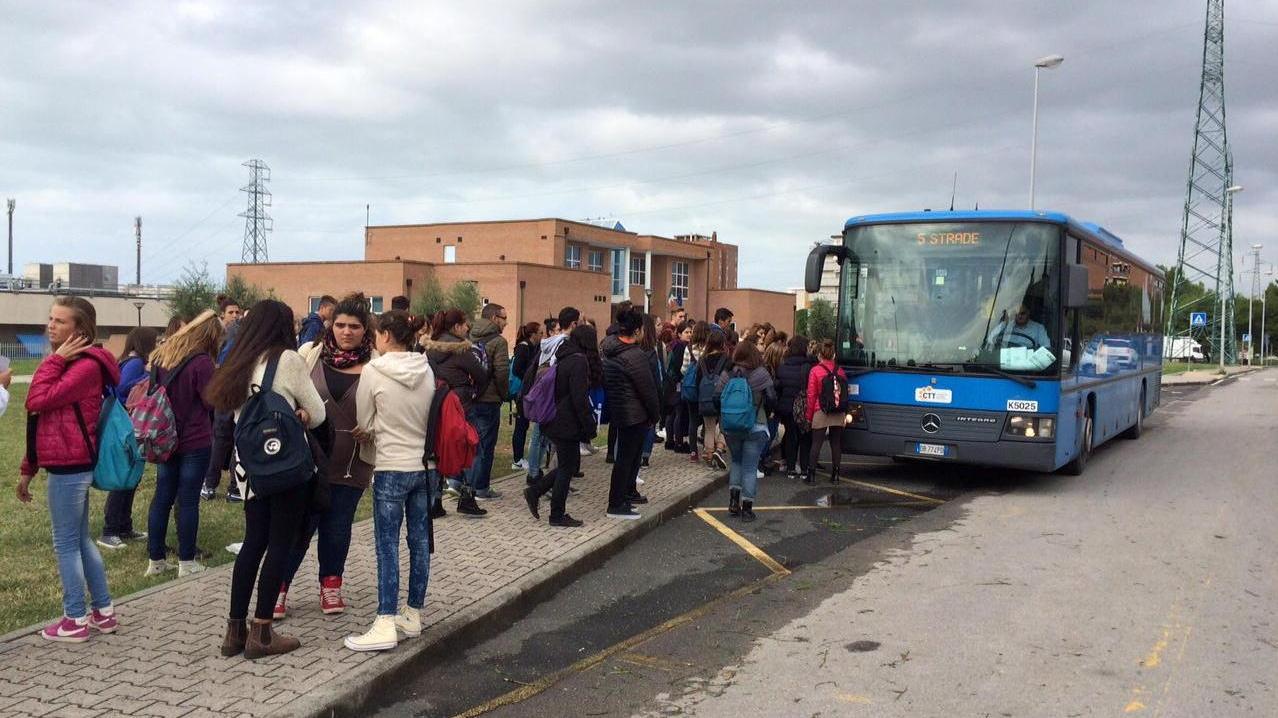 Un autobus del Ctt alla fermata davanti al liceo di via Ambrogi a Cecina