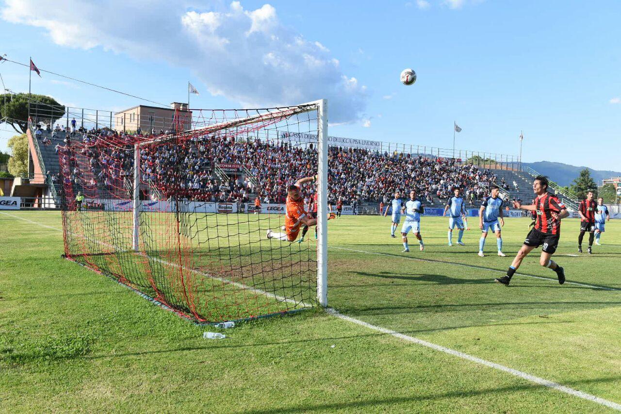 Un momento del match tra Lucchese e Albinoleffe (foto Sernacchioli)