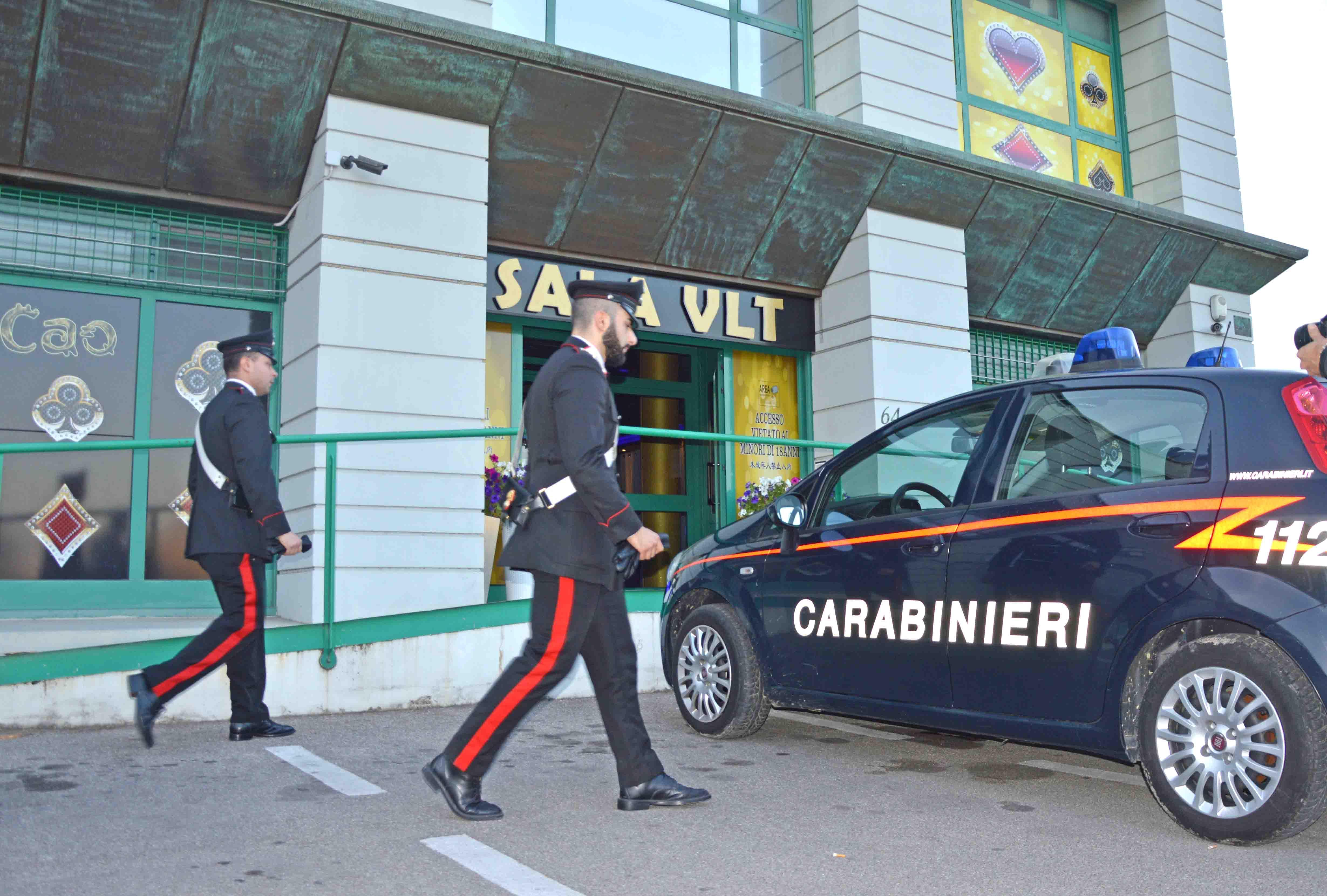 Pistole in pugno, rapinano la sala giochi