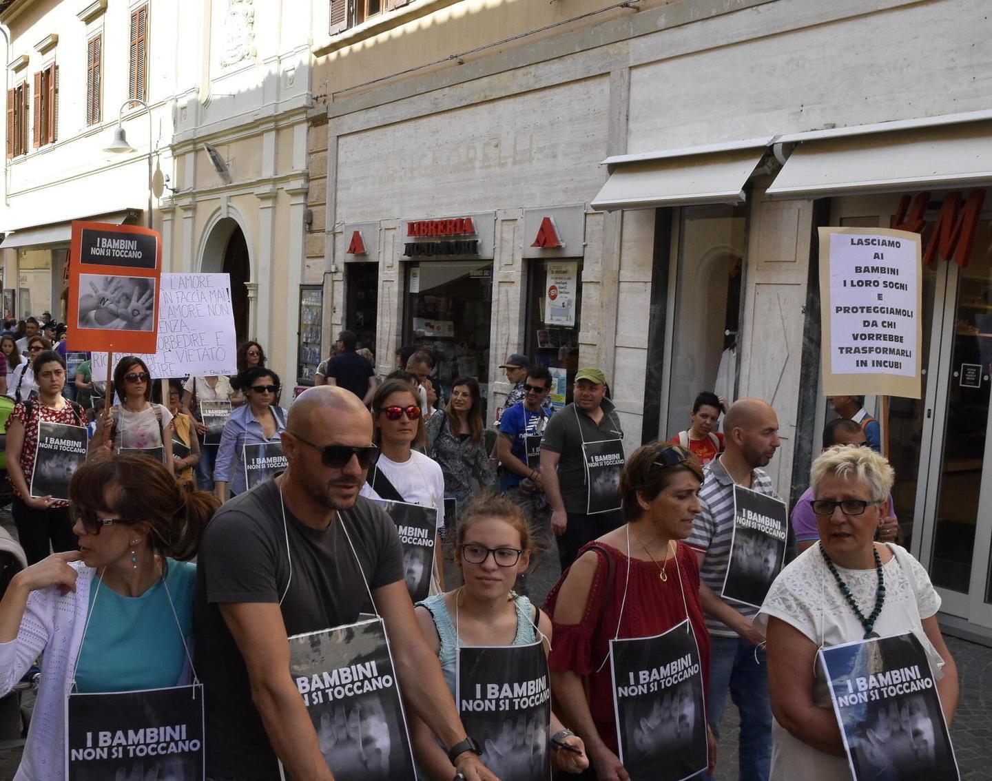 Il corteo lungo corso Carducci (Foto Bf) 