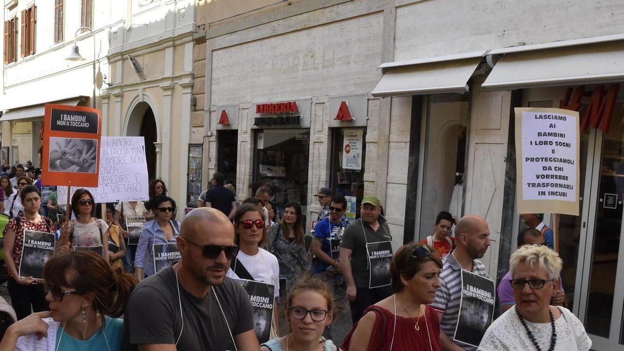 Il corteo lungo corso Carducci (Foto Bf)