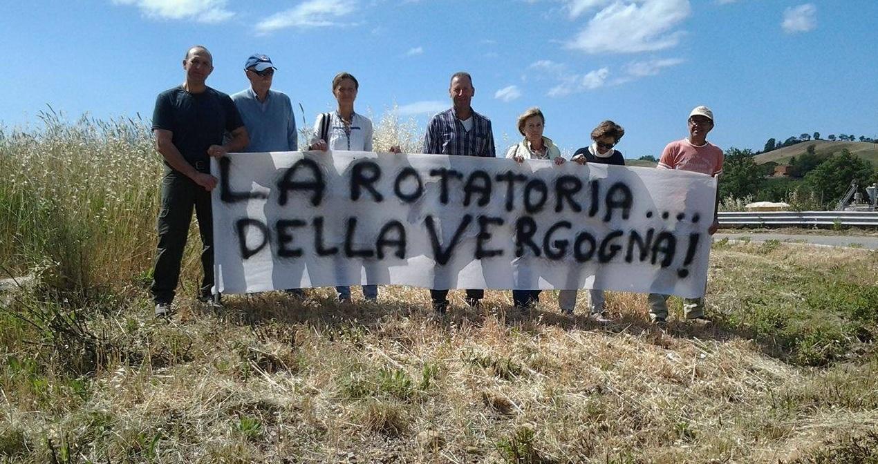 I manifestanti dentro alla rotatoria "della vergogna"